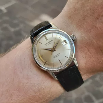 Montre mécanique Grandino 33 mm – Bracelet cuir – Date – Aiguilles dauphine - portée au poignet